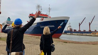 Das Forschungsschiff Maria S. Merian legt vom Pier in Bremerhaven ab.