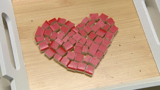 Ein aus Mosaiksteinchen gelegtes Herz in der Schule für Mosaikkunst. 