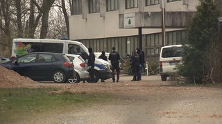 Polizisten durchsuchen die Räume der Al-Mustafa-Gemeinschaft in Bremen.