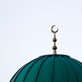 Die Kuppel einer Muslimischen Moschee mit einem goldenen Mond auf der Spitze