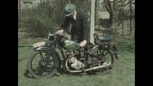 Archivbild: Ein Motorrad auf einer Wiese.