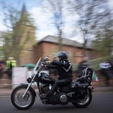 Ein Motorradfahrer in der Stadt