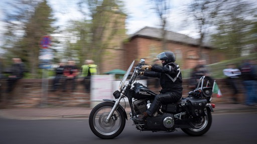Ein Motorradfahrer in der Stadt