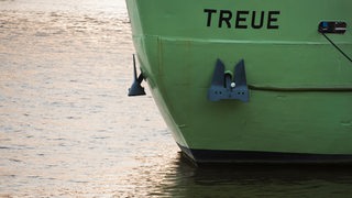 Das Betonschiff "MS Treue" liegt in Bremen an der Schlachte.