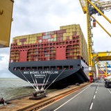 Der in China gebaute Megafrachter "MSC Michel Cappellini" liegt im Bremerhavener Hafen.