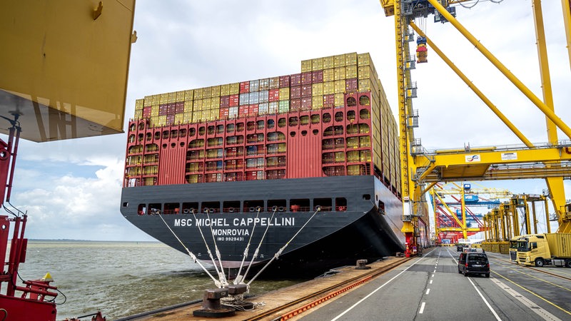 Der in China gebaute Megafrachter "MSC Michel Cappellini" liegt im Bremerhavener Hafen.