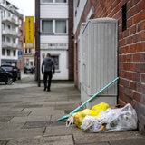 Achtlos weggeworfener Müll liegt am Straßenrand