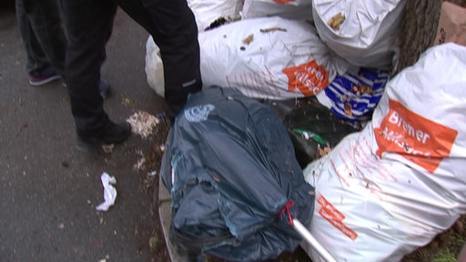 Ein Haufen Müll, am Straßenrand