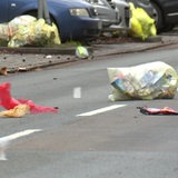 Müll liegt auf einer Straße