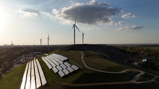 Eine Drohnenaufnahme vom Bremer Müllberg bei Sonnenunetrgang.
