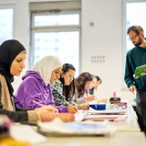 Das Mütterzentrum findet ein Sprachkurs mit einem Lehrer statt