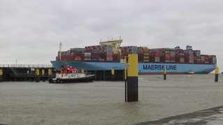 Das Containerschiff "Mumbai Maersk" läuft in den bremerhavener Hafen ein.