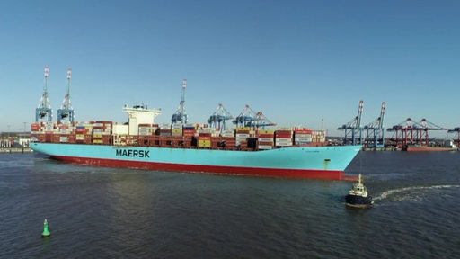 Das Containerschiff Mumbai Maersk in einem Industriehafen.
