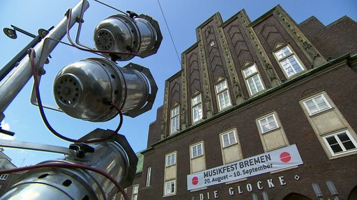 Scheinwerfer sind während des Musikfest Bremens auf das Konzerthaus "Die Glocke" gerichtet.