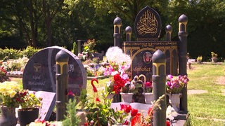 Ein muslimisches Grab auf einem Friedhof