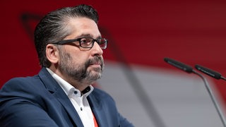 Der Fraktionsvorsitzende der SPD in der Bremer Bürgerschaft, Mustafa Güngör, hält eine Rede auf dem Landesparteitag der SPD in Bremen