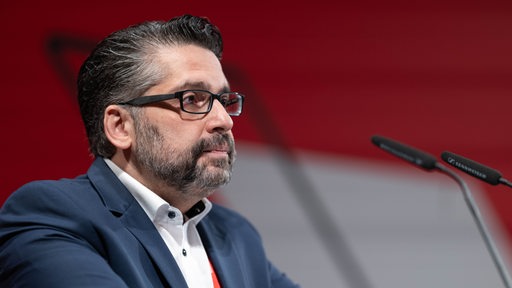 Der Fraktionsvorsitzende der SPD in der Bremer Bürgerschaft, Mustafa Güngör, hält eine Rede auf dem Landesparteitag der SPD in Bremen