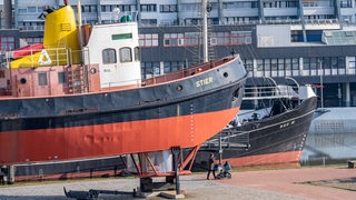 Alte schiffe liegen im Bremerhavener Museumshafen.