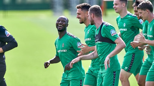 Naby Keita lacht beim Werder-Training.