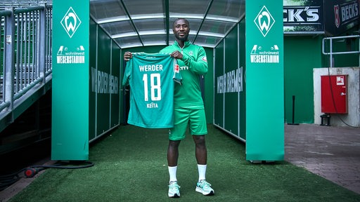 Naby Keita mit seinem neuen Trikot im Weserstadion.