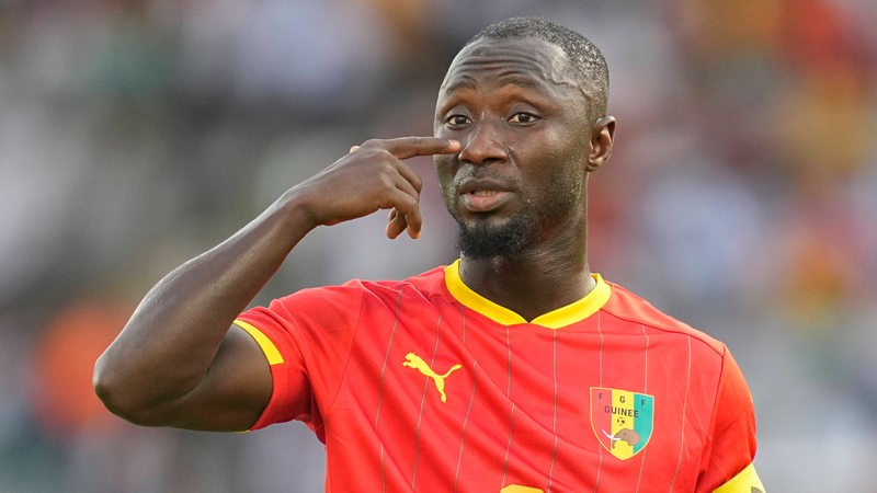 Guinea-Spieler Naby Keita schaut bei einem Länderspiel skeptisch über den Platz.