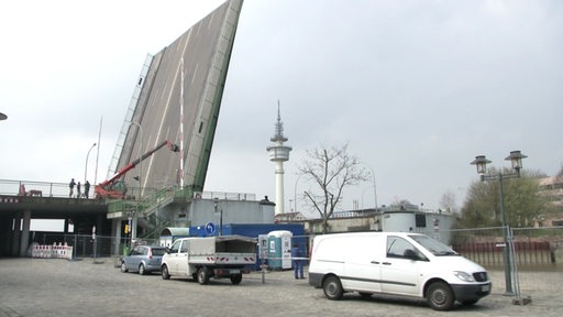Die hochgeklappte Kennedy Brücke in Bremerhaven. 