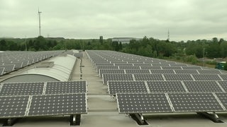 Viele Solaranlagen auf einem Dach. 