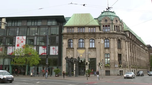 Das Sparkassen Gebäude am Brill. 