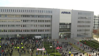 Vor dem Bremer Airbus Werk demonstrieren hunderte Beschäftigte der Elektro- und Metallindustrie. 