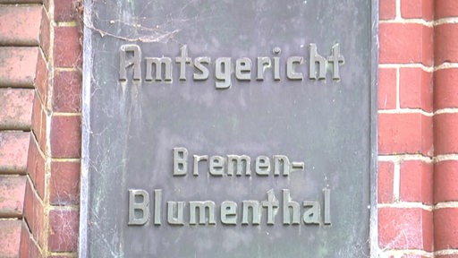 Ein Schild vom Amtsgericht Bremen-Blumenthal am Gebäude. 