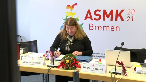 Die Grüne Sozialsenatorin Anja Stahmann sitzt an ihren Schreibtisch für die Sozialministerkonferenz. 