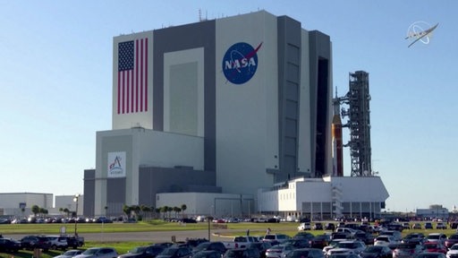 Die neue Mondmission Artemis, rollt das neue Raumschiff Orion zur Startrampe, bei der Nasa in Florida. 