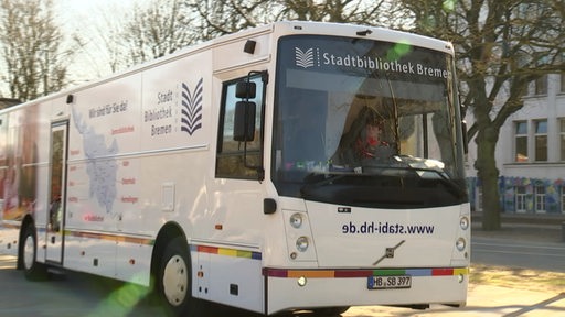 Der Bus der Stadtbibliothek Bremen fährt durch die Stadt. 