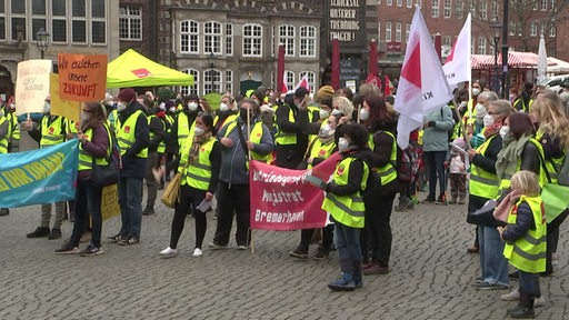 Ein Strreik der Beschäftigten aus Kitas, sozialen Berufen und der Behindertenhilfe in der Bremer Innenstadt. 