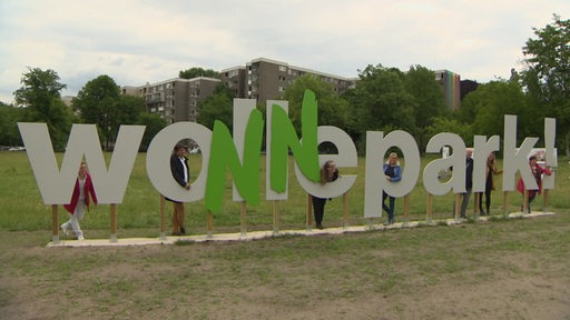Große Buchstaben mit der Aufschrift Wonnepark im früheren Wollepark in Delmenhorst. 