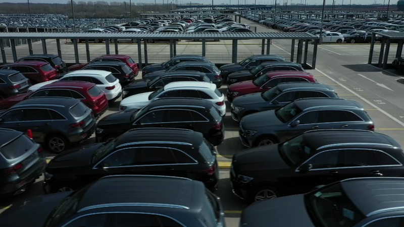Viele Autos nebeneinander geparkt im Autoterminal in Bremerhaven