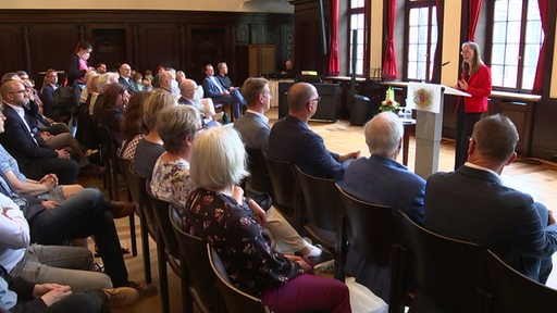 Die Bildungssenatorin Sascha Aulepp spricht beim 100. jährigen Bestehen der Schullandheime im Bremer Rathaus.