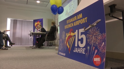 Der Geschäftsführer von Ryanair bei einem Treffen zum 15. jährigem Jubiliäum am Bremer Flughafen.