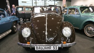Oldtimer Autos auf der Classic Motor Show in den Messehallen.