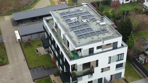 Ein Neubau Haus mit Solaranlagen auf dem Dach. 