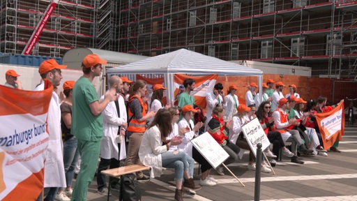 Die Bremer Ärztinnen und Ärzte streiken vor dem Klinikum Bremen Mitte. 