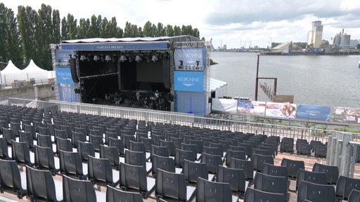 Die Seebühne direkt hinter der Waterfront mit Blick aufs Wasser.