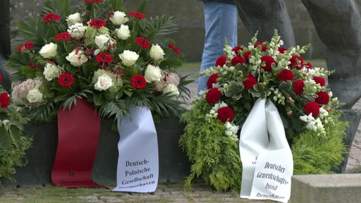 Zwei Kränze für die Kriegsopfer am Bremerhavener Anti-Kriegsdenkmal. 