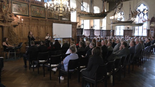 Beim Festakt in der oberen Rathaushalle für das 100 Jahrige Jubiläum der Verwaltungsschule Bremen.
