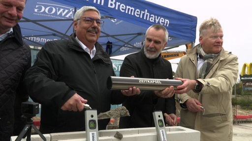 Der Bremerhavener Bürgermeister bei der Grundsteinlegung für das Polizeireviers Geestemünde im neuen Werft-Quartier. 