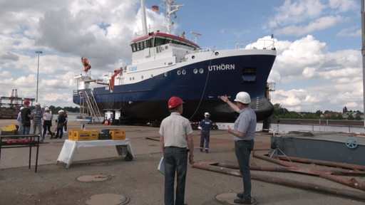 Ein großes Schiff namens "Uthörn" wird zu Wasser gelassen. 