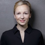 Das Foto zeigt eine Nancy Böhning, eine blonde Frau in schwarzem Hemd.