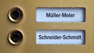 Auf zwei Klingelschildern stehen die Doppelnamen Müller-Meier und Schneider-Schmidt. (Symbolbild)
