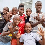 Afrikanische Kinder beim Fußballprojekt in Namibia posieren für die Kamera