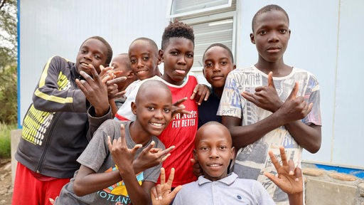 Afrikanische Kinder beim Fußballprojekt in Namibia posieren für die Kamera